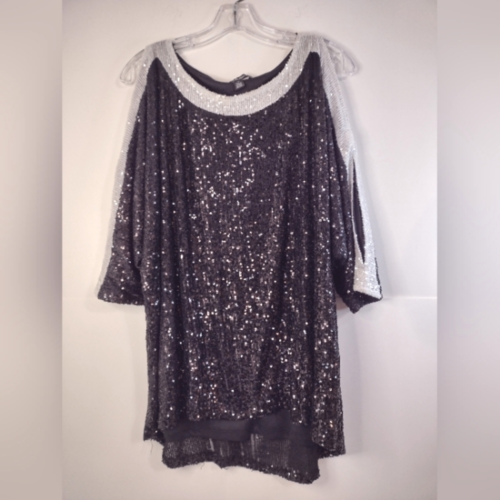 Cable & gauge women's black & white sequin Cold shoulder top size (1X)